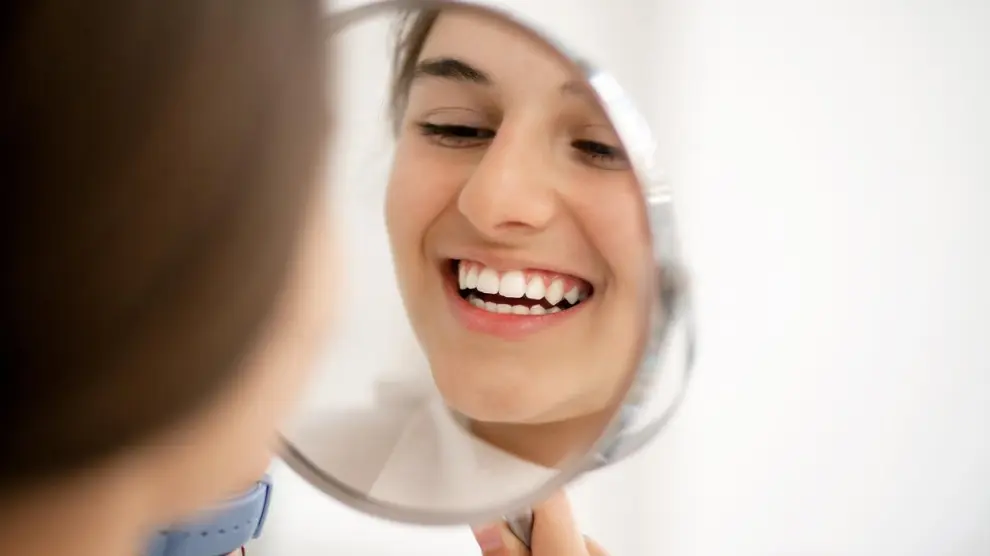 Cómo blanquear los dientes de forma natural: 5 remedios efectivos